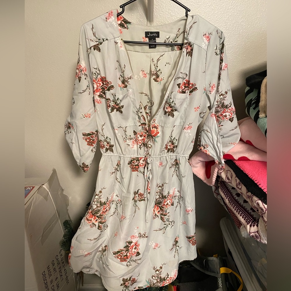 Justify 3/4 sleeve mini dress.‎ Size medium, women’s. Zip up the front.